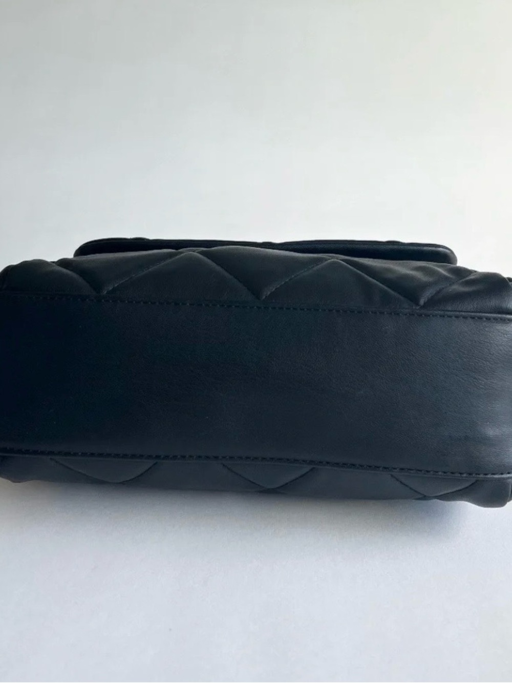 Bradgley Mischka Black Leather Quilted Handbag. - Picture 5 of 13
